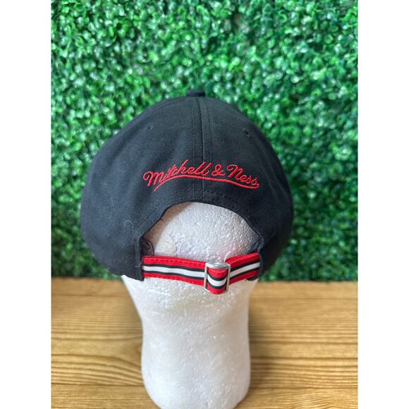 Mitchell & Ness Black & Red NBA Chicago Bulls Adjustable Dad Hat Cap - Picture 3 of 8